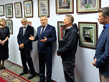 Сергей Медведев открыл фотовыставку «Окна старого города» в здании Тюменской областной думы