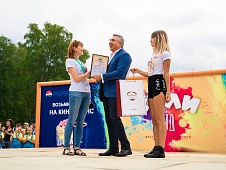 Эдуард Омаров посетил ежегодный фестиваль красок в Ялуторовске 