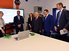 Областные законодатели побывали в СДЮСШОР «Прибой» и детском технопарке «Кванториум»