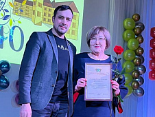 Денис Ващенко поздравил пуровских педагогов с 40-летием школы 