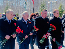 Анатолий Чепайкин возложил цветы к Вечному огню в Нижневартовске