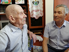 Фуат Сайфитдинов поздравил с 90-летием ветерана потребкооперации Ямала, Югры и Тюмени