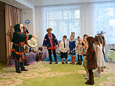 В рамках реализации проекта «Многонациональная Россия» сторонники партии «Единая Россия» побывали в тюменском детском саду № 122
