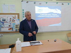 Владимир Ульянов провел парламентский урок для десятиклассников тюменской гимназии №1