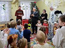Фуат Сайфитдинов и Евгений Макаренко поздравили ребят из центра «Семья» с Новым годом