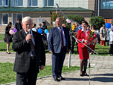 Юрий Конев поздравил педагогов и учеников Нижнетавдинской средней школы с Днем знаний