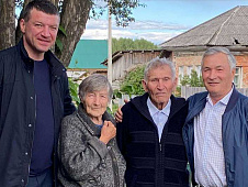 Фуат Сайфитдинов и Евгений Макаренко поздравили с 90-летием ветерана из Нижнетавдинского района