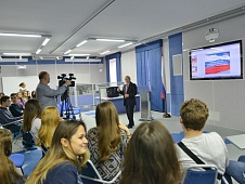 Владимир Ульянов провел парламентский урок для студентов тюменского колледжа экономики, управления и права