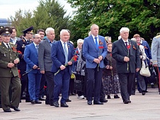 Депутаты облдумы возложили цветы к мемориалам «Память» и «Вечный огонь»