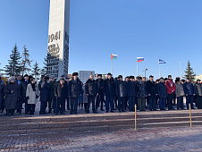Депутаты областной Думы приняли участие в торжественной церемонии возложения цветов павшим защитникам Отечества