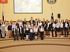 В областной Думе наградили победителей конкурса детского рисунка, посвящённого Дням защиты от экологической опасности