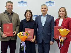 Фуат Сайфитдинов вручил награды областной Думы заслуженным жителям Тюменской области и Ямала