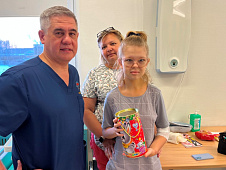 Альберт Суфианов вручил новогодние подарки маленьким пациентам детского отделения Федерального центра нейрохирургии