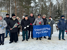 Александр Зеленский принял участие в возложении цветов к памятнику Воину-освободителю в Нефтеюганске