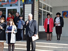 Юрий Конев на торжественной линейке в Велижанской средней школе