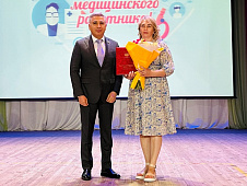 Эдуард Омаров поздравил медицинских работников с профессиональным праздником