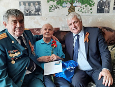 Александр Анохин накануне Дня Победы поздравил ветеранов