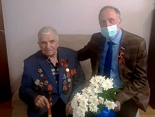 Виктор Рейн накануне празднования Дня Победы вручил подарки ветеранам 