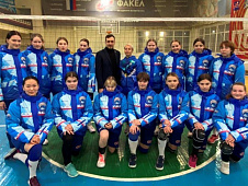 Денис Ващенко вручил новую форму спортсменкам пуровской детской волейбольной команды «Северяночка»