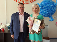 Юрий Баранчук поздравил коллектив Областной инфекционной клинической больницы с Днём медицинского работника